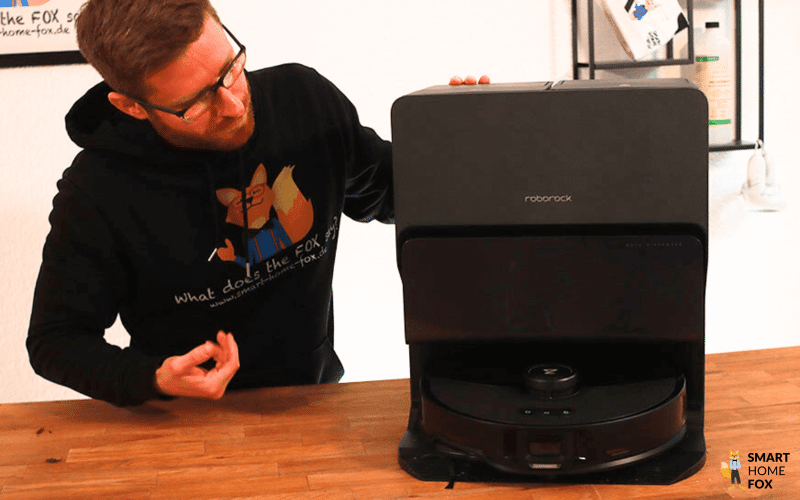 Die Absaugstation des Roborock S8 MaxV Ultra wird von einem Smart Home Fox Mitarbeiter angeschaut.